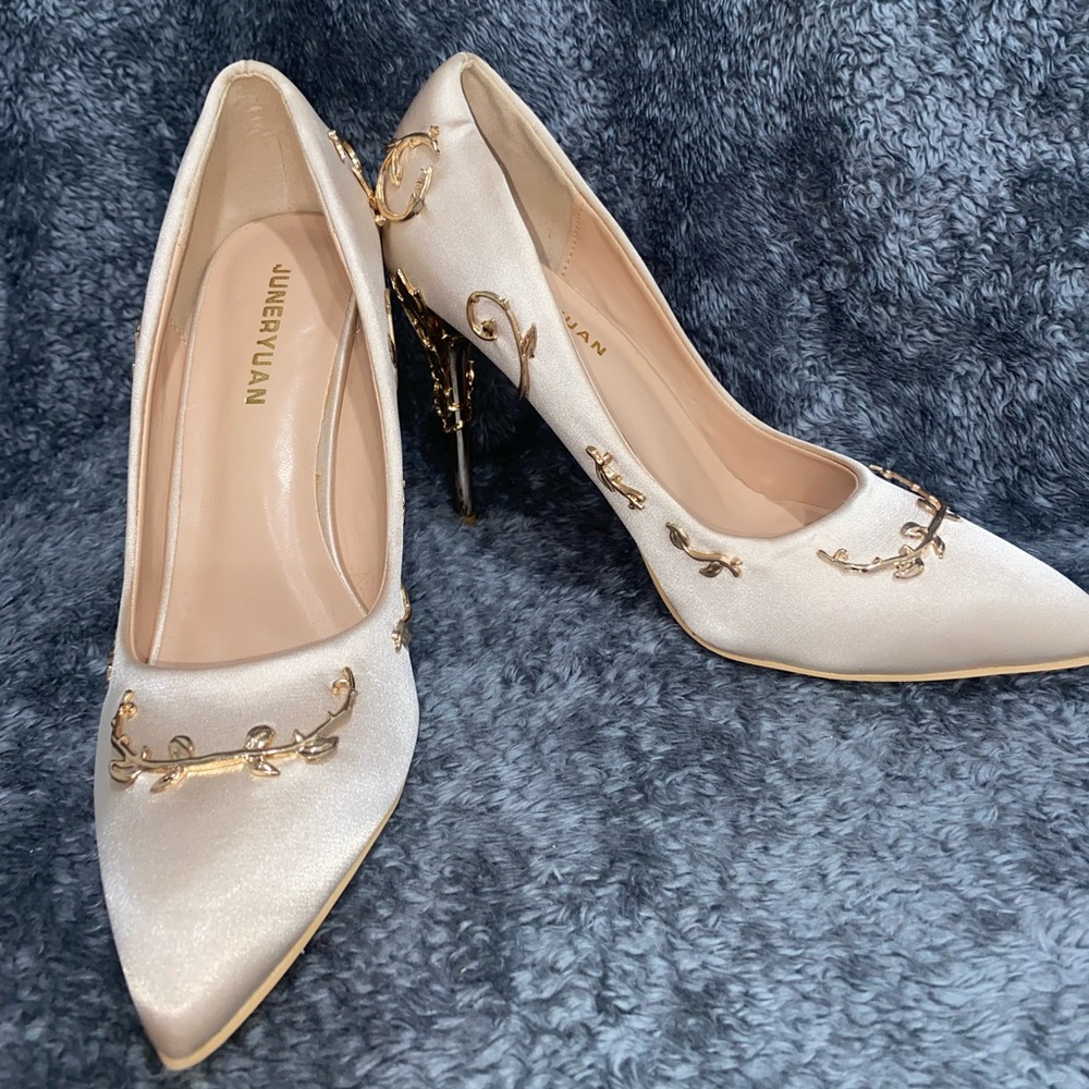 JUNERYUAN, Cream Stiletto with gold accents, Size 6.5